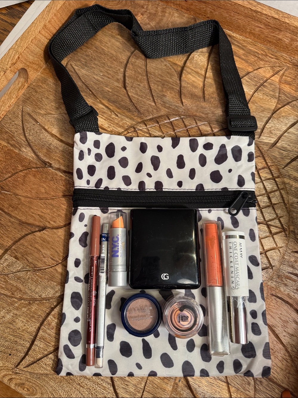 💄NWT Makeup Essentials Kit - Neutral Peach & more with a bl/wht crossbody bag